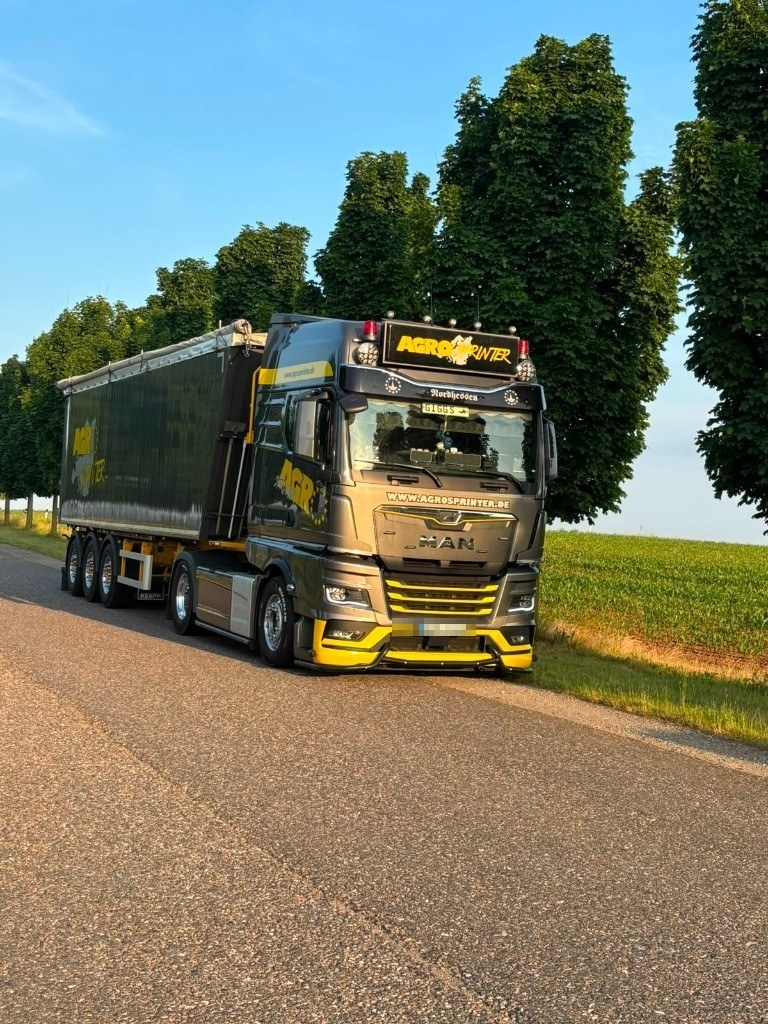 Agrosprinter LKW auf der Landstraße