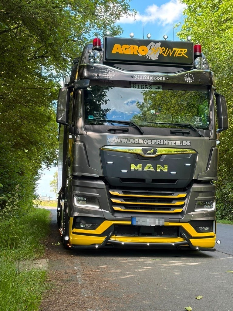 Agrosprinter LKW auf der Landstraße