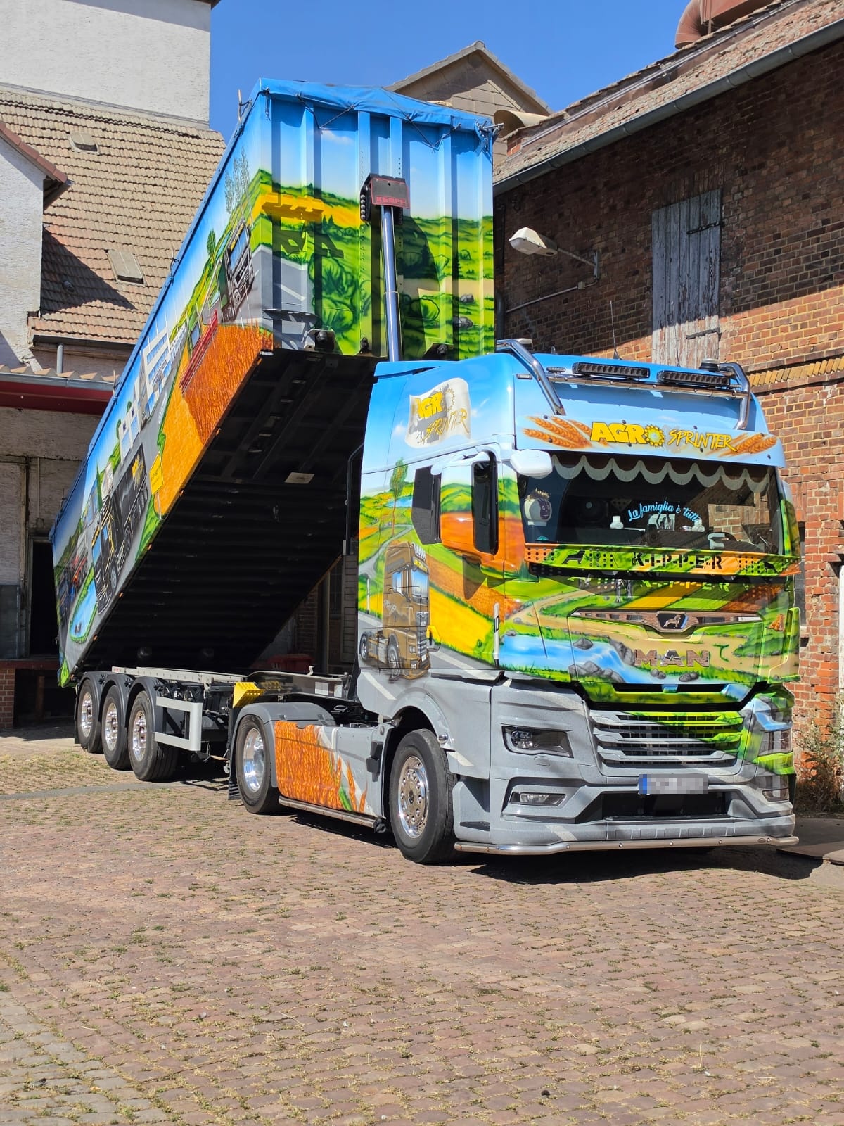 Agrosprinter MAN Airbrush-LKW mit aufgestelltem Kippauflieger im Einsatz